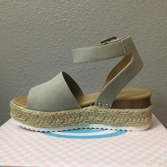 SODA Flatform Sandals - Picture 2 of 2
